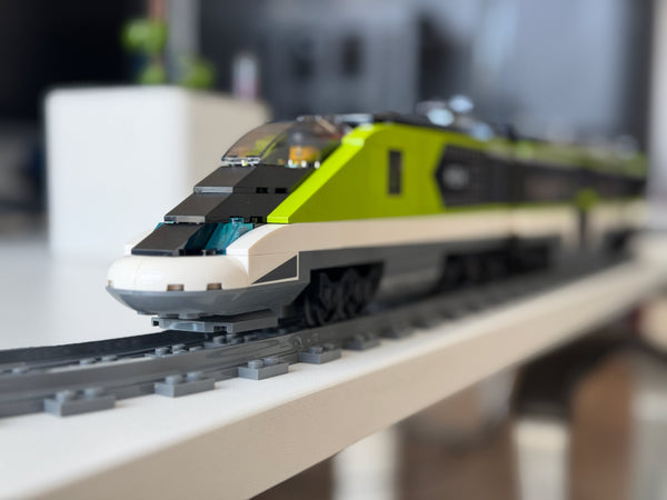LEGO City Personen-Schnellzug 60337 mit Lok und zwei Wagen 
