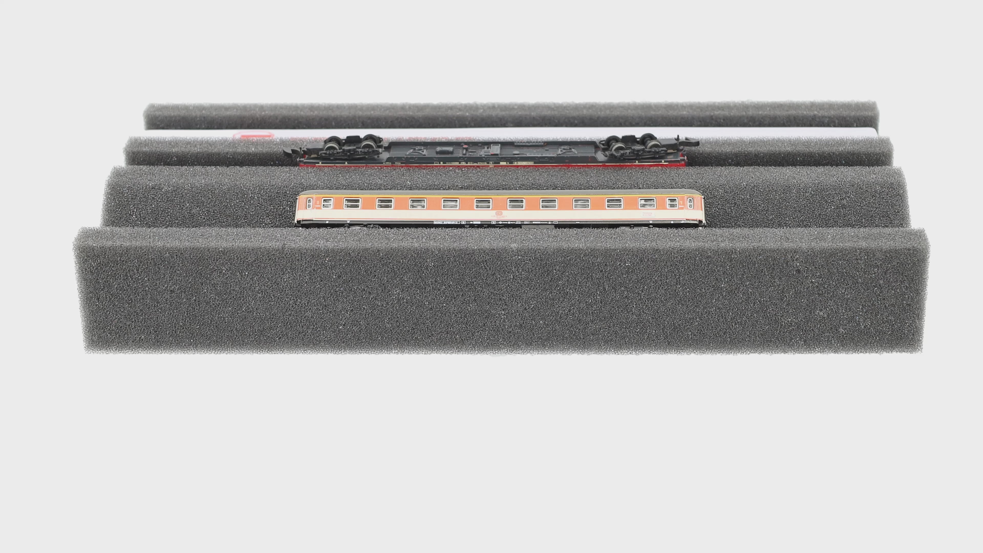 Feldherr Premium Locomotive Bed Z Gauge with Magnetic Strip (240